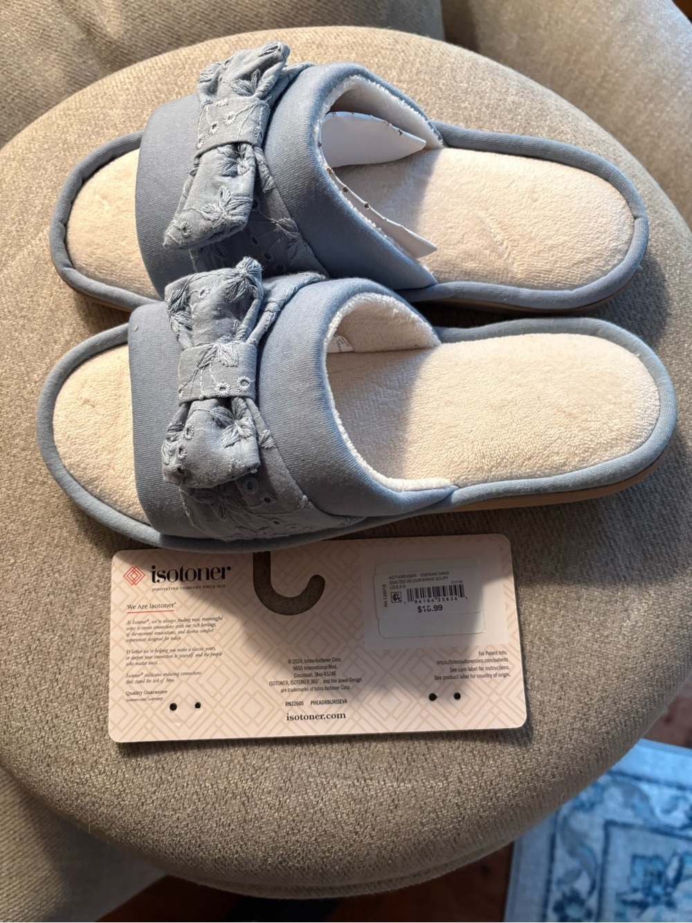 Isotoner 8.5-9, large, Light Blue Bow Slide Slippers - Picture 3 of 5